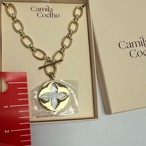 NWT ⚜️🤍⚜️ Camila Coelho Gorgeous Mother of Pearls medallion Necklace - Picture 11 of 16